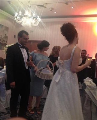 Младоженецът Антон Божков (вляво) заедно с Ива Софиянска по време на сватбата им. Момичето със синята рокля между тях е Димана - най-малката дъщеря на Софиянски.