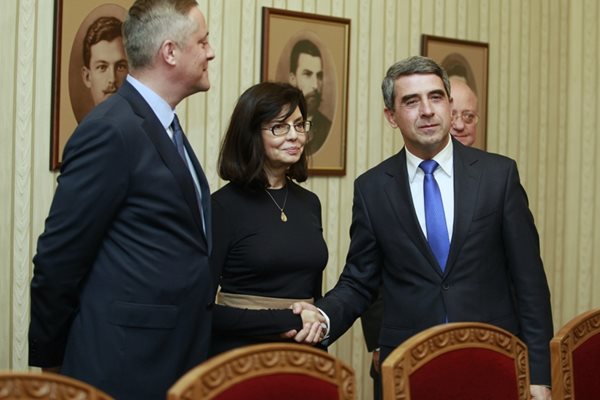 Лидерката на ДБГ Меглена Кунева и председателят на СДС Божидар Лукарски при президента Росен Плевнелиев. Вчера от партията на Кунева обявиха, че ще върнат мандата за правителство, а СДС поиска да прави кабинет.