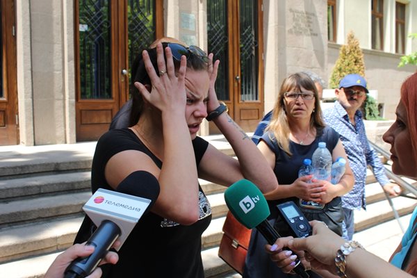 Деница Тонкева се е хванала за главата след като чу осъдителната присъда на Влайков. Вдясно от нея е майка й Павлина