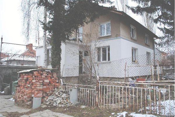 Къщата, в която живеят Владимир Младенов и майка му.
