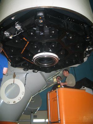 Монтажът на 2-метровия телескоп, с който астрономите наблюдават звездите.