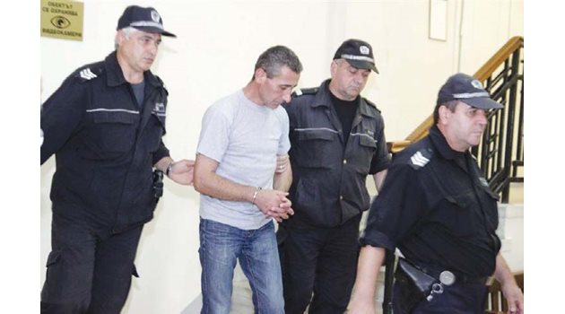 Полицаи водят Стефан Стефанов в съда. Там той уверява, че съжалява за стореното.