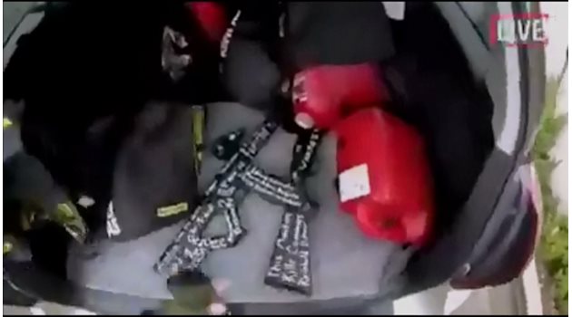 Багажникът на автомобила е пълен с оръжия