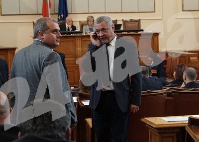 Искрен Веселинов и Валери Симеонов са сред вносителите на законопроекта. 