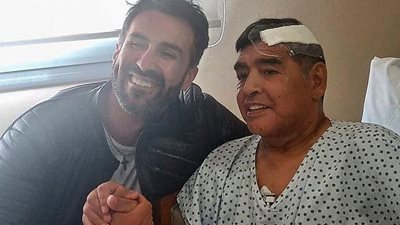 Leopoldo Luque and Maradona after brain surgery.  PHOTO: Reuters