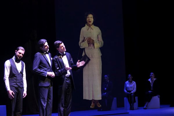 Стоянка Мутафова, в елегантен светъл костюм, излезе на сцената на любимия си Сатиричен театър - това позволява виртуалната реалност.
