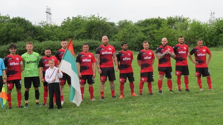 Момче развява българското знаме преди мач по случай 80-ата годишнина от основаването на "Селяк" (Стубел).