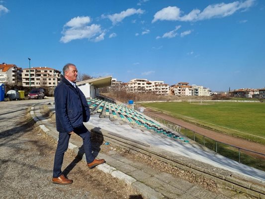 Кметът на Асеновград д-р Христо Грудев огледа състоянието на стадион "Шипка".