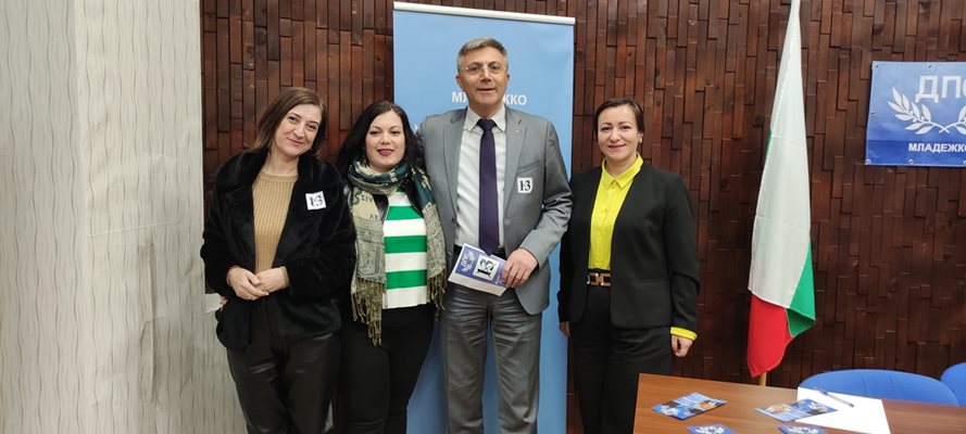 Мустафа Карадайъ с евродепутатката Атидже Али със симпатизанти и членове на Движението от Бургаска област