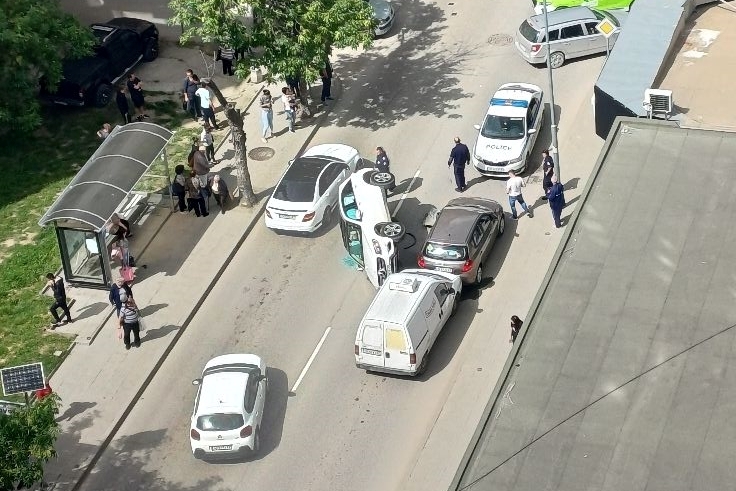 Кола се обърна на ключова улица в Кючука