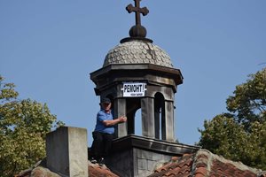 Варненец се качи се на покрива на църква в знак на протест (Снимки)