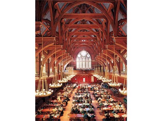 Прочутата зала "Аненбърг" в "Харвард". Университетът носи името на своя основател Джон Харвард - възпитаник на "Кеймбридж". 
