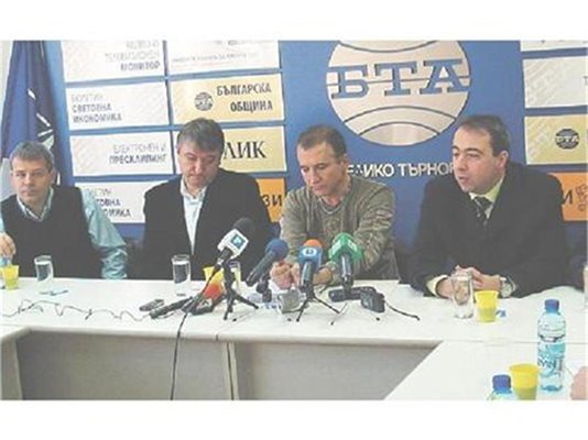 Георги Вълев (вляво) и Петър Лупов на пресконференция във Велико Търново.