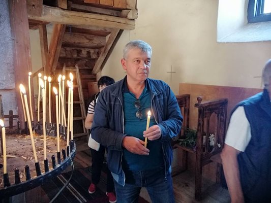 Румен Томов вярва, че Богородица го спасила от катастрофа и го закриля, затова често пали свещ в църква.