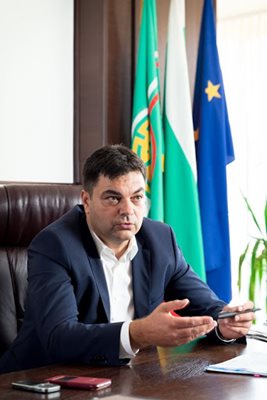 Кметът на Димитровград Иво Димов обяви, че пуска изолираните до кофите за смет