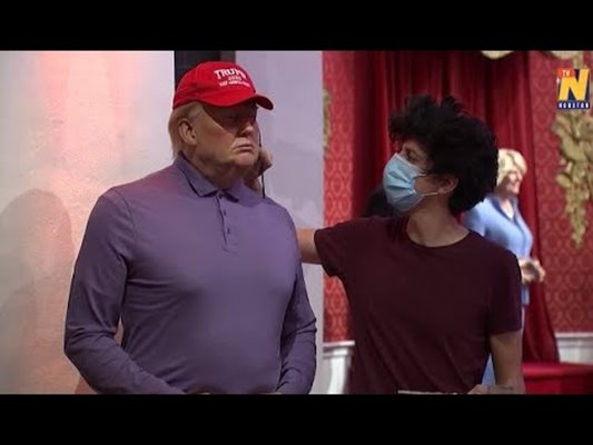 Облякоха восъчната фигура на Тръмп в костюм за голф (Видео)