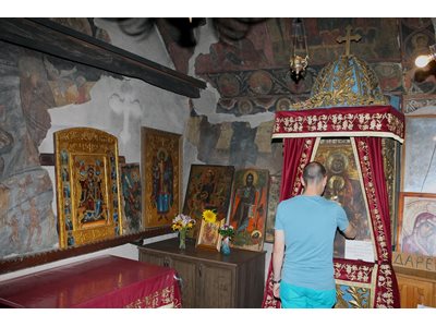 Миряни се стичат всеки ден пред чудотворната икона на Богородица Троеручица / Снимки: България ДНЕС