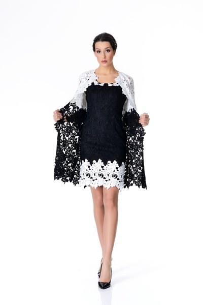 Дантелена рокля в черно и бяло, която се комбинира с манто от същата дантела