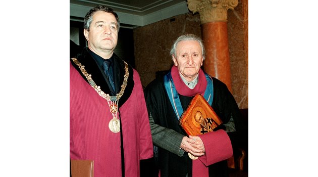 На 28 ноември 2001 г. проф. Биолчев връчва наградата на СУ за литература на Йордан Радичков.