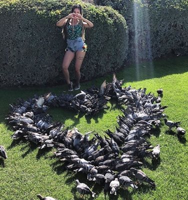Джулиана Гани получи сърце от живи гълъби в Париж Снимки: Инстаграм