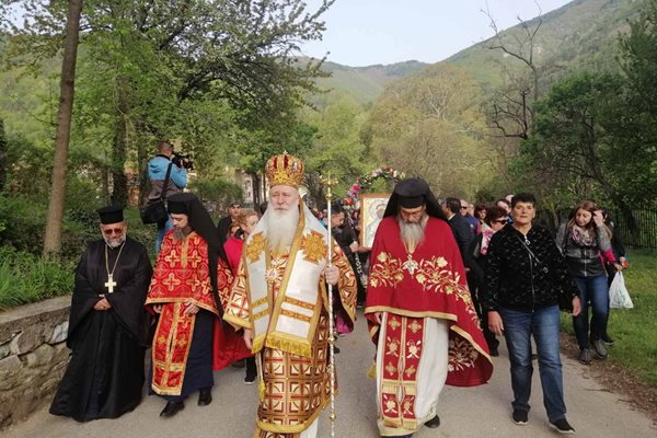 Игуменът на Бачковски манастир  епископ Сионий начело на шествието.
