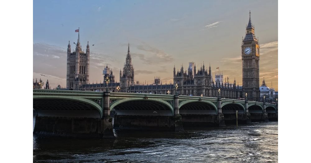 Due to insane electricity bills, Bulgarians in London are lighting up with head torches