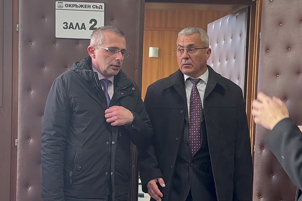 Кирил Петков (вдясно) с един от адвокатите си.