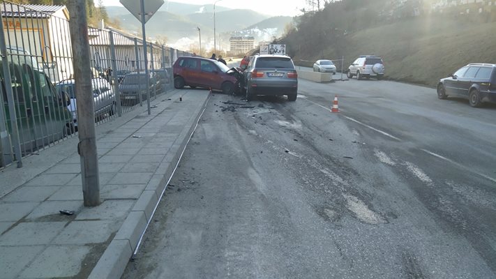 Катастрофата е на изхода на Чепеларе в посока Пловдив.