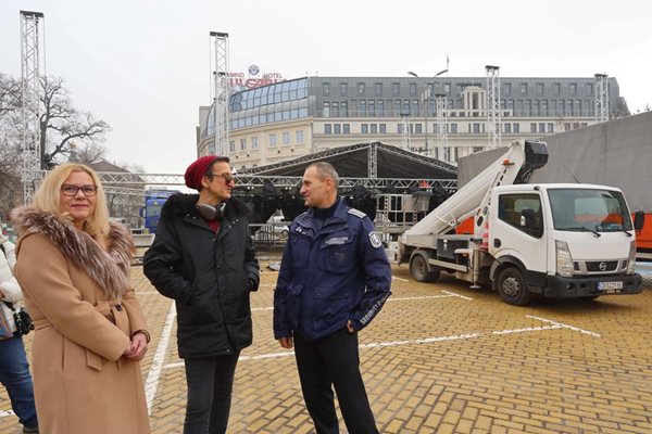 Зам.-кметицата Надежда Бачева заедно с Дони и гл. инспектор Ивайло Георгиев от СДВР
СНИМКА: Николай Литов