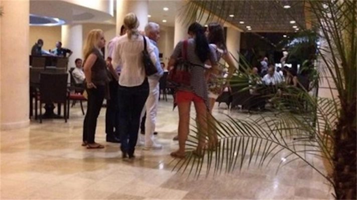 Част от делегацията на “Атака”, заснета във фоайето на кубински хотел. Дамата с бялата риза в гръб е депутатката Миглена Александрова, пред нея е Волен Сидеров - в бяло.