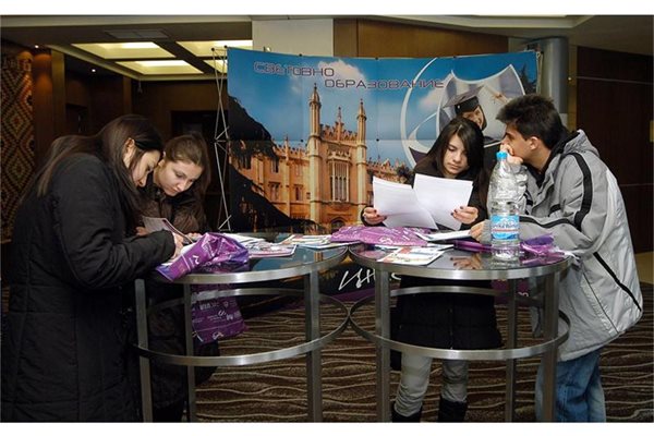Младежите следят изложенията за обучение в чужбина, където научават условията и изискванията на висшите училища.
СНИМКА: ГЕРГАНА ВУТОВА