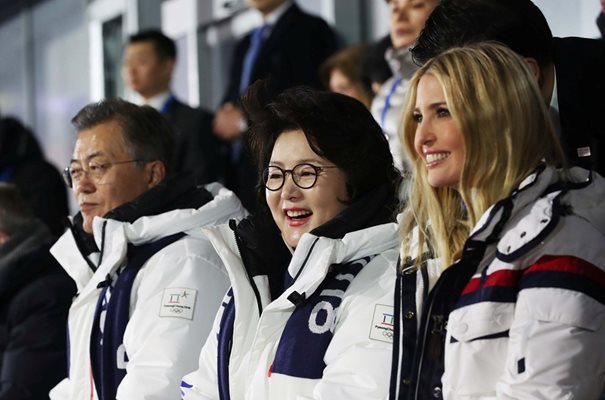 Мун Дже-ин, съпругата му - Ким Джун-сук и Иванка Тръмп Снимка: Ройтерс