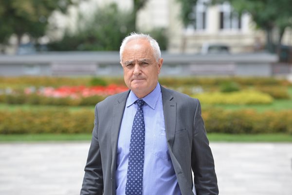 Зам.-министърът на отбраната ген. Атанас Запрянов