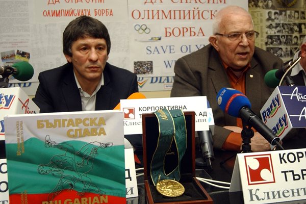 Цено Ценов и олимпийският шампион Валентин Йорданов на пресконференция по повод решението борбата да бъде извадена от програмата на игрите.