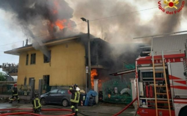 Пожарът в къщата, където загина българката.
СНИМКА: ИТАЛИАНСКИ ПОЖАРНИКАРИ