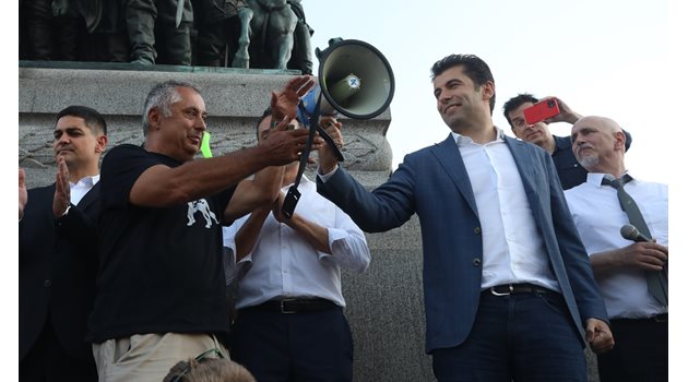 Кирил Петков (вдясно) подава мегафон на баща си Петко по време на протест пред парламента.

СНИМКА: НИКОЛАЙ ЛИТОВ