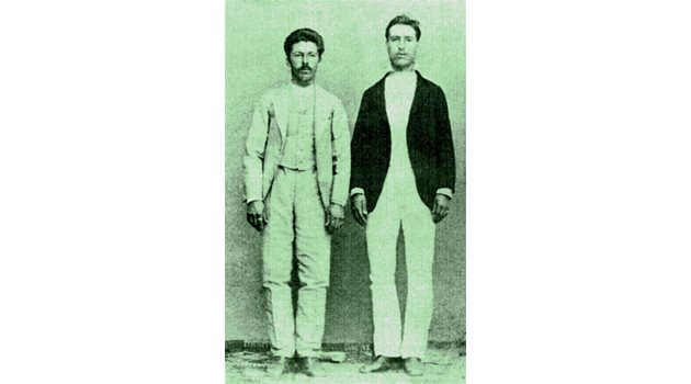 СЪРАТНИЦИ: Николчо Цвятков (вляво) и Христо Латинеца са с Левски до последния му дъх и не го издават.