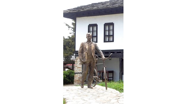 Паметникът на Иван Хаджийски в Троян. Той е автор на студията "Психология на българското иманярство"