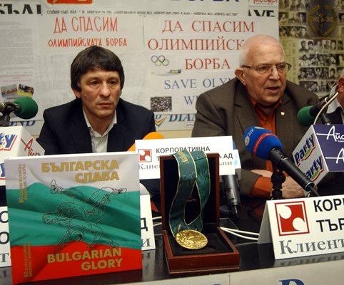 Цено Ценов и олимпийският шампион Валентин Йорданов на пресконференция по повод решението борбата да бъде извадена от програмата на игрите.