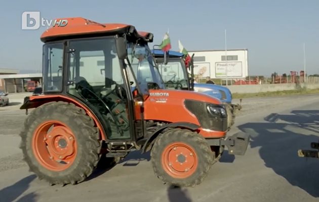 Недоволните земеделци блокираха пътя Пловдив - Хасково.
Кадър: bTV