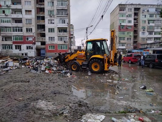 Фадрома разчиства незаконни сметища в "Столипиново".