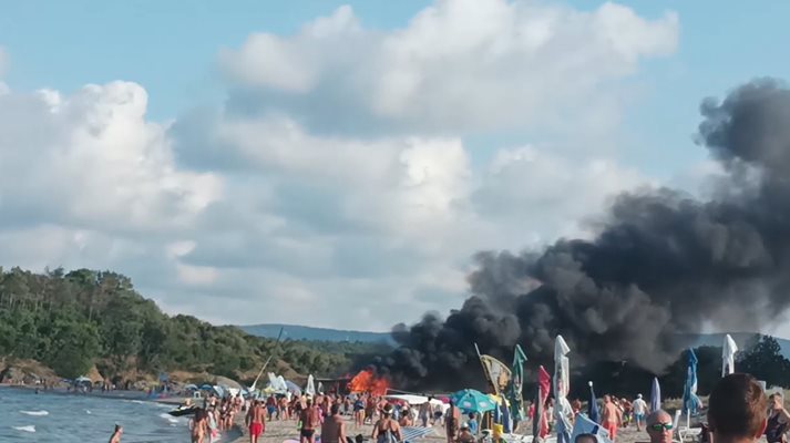 Изгоря бар на плажа в Китен. Кадър: Фейсбук/Ivo Todorov
