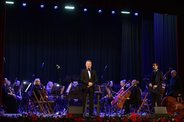 Кметът Златко Живков поздрави съгражданите си преди тържествения концерт.