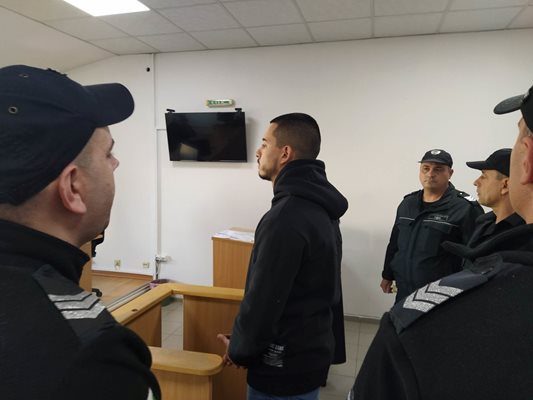 Полицаят Денислав Борисов беше охраняван здраво в съдебната зала.