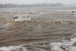 Двама загинаха в потопа в Царево, съдийката и дъщеря й още са в неизвестност