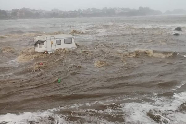 Каравана плува в морето край къмпинг Арапя. Снимка: фейсбук