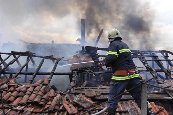 Изгоряха четири гаража и два автомобила в Костинброд