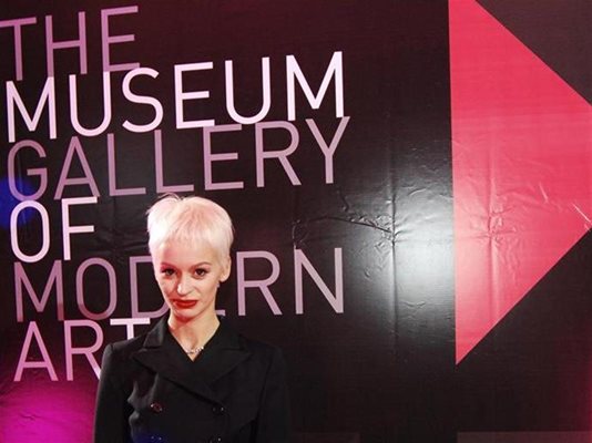 Галеристката Деница Атанасова - куратор на изложбата "Любовта на майсторите на ХХ век".
