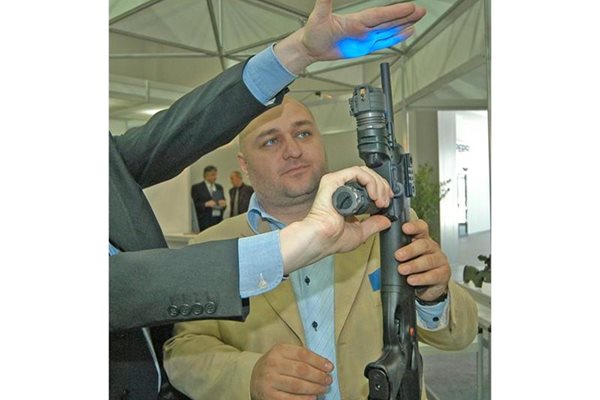 Десислав Делев, собственик на една от фирмите, споменати в докладите на Държавния департамент, показва оръжие преди години. 
СНИМКА: "24 ЧАСА"