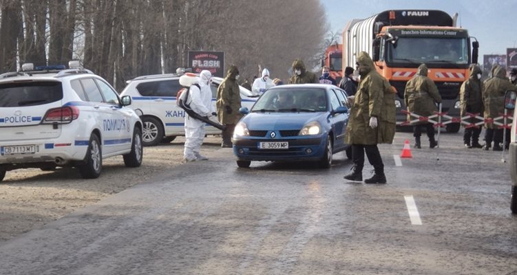 Пропускат се само автомобили, които доставят храни и лекарства. 